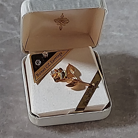 S240 Cubic Zirconia Rose Pin & Stud Earring Boxed Set - Picture 3 of 8